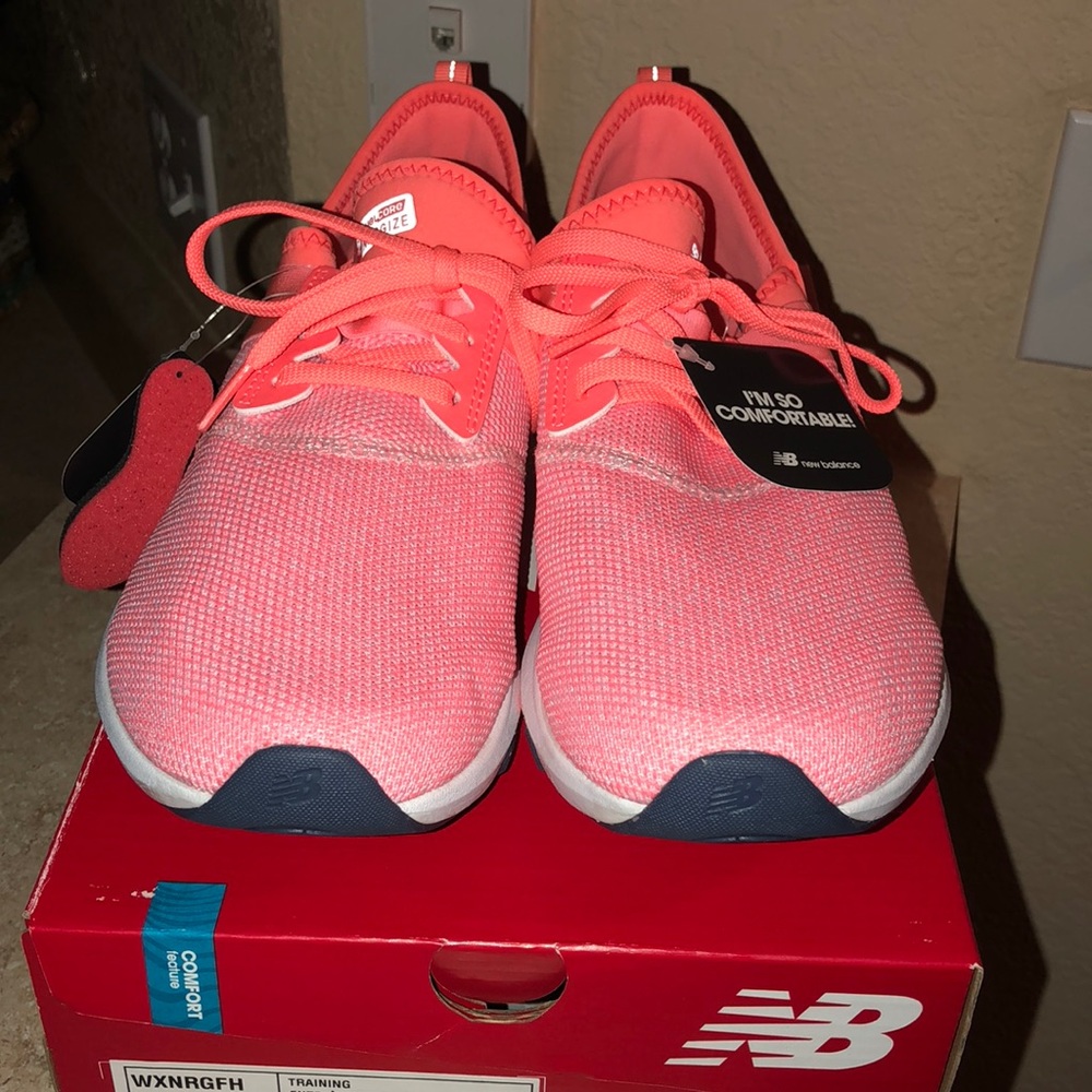 ⭐️SALE⭐️NWT&BOX vivid pink New Balance training👟 - Picture 3 of 6